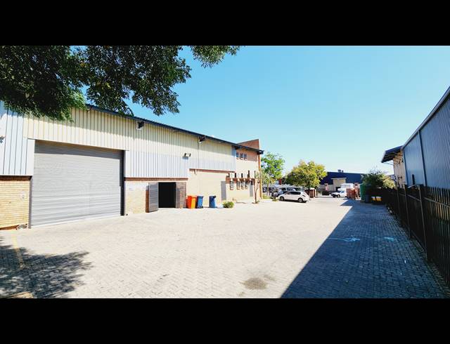 2,221M² SHOWROOM TO LET IN NORTH RIDING